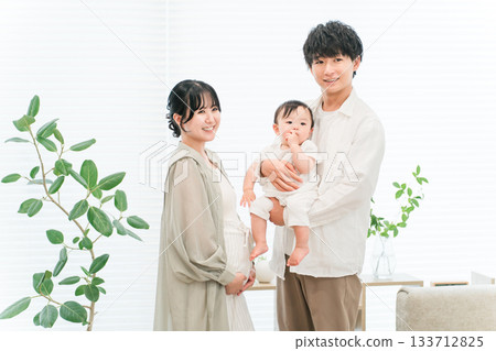 一對年輕的亞洲夫婦在家中抱著嬰兒,家庭,父母和孩子,孕婦 一對年輕的亞洲夫婦在家中抱著嬰兒,家庭,父母和孩子,孕婦 133712825