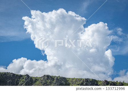 從草津町292號國道觀景台上可以看到，夏天的天空聳立著巨大的積雲。 133712996