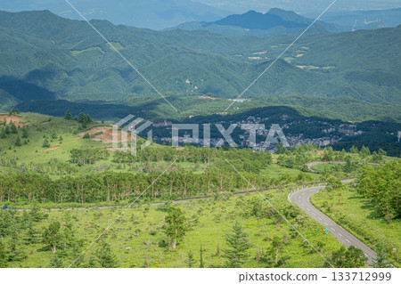 草津町,國道292號,富士見停車場展望台,可俯瞰夏季山巒和草原 草津町,國道292號,富士見停車場展望台,可俯瞰夏季山巒和草原 133712999