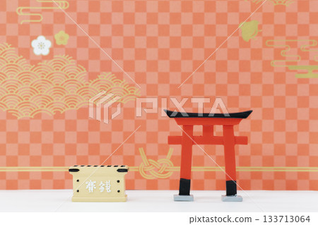 鳥居和供奉箱置於方格背景(新年,首次參拜神社,日式風格圖片) 鳥居和供奉箱置於方格背景(新年,首次參拜神社,日式風格圖片) 133713064