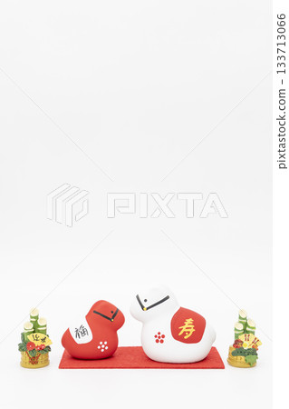白色背景上的馬形擺飾和迷你門松裝飾品（新年、生肖裝飾、日式風格） 133713066