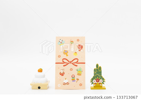 白色背景上的Pochi信封、Kagami麻糬和迷你Kadomatsu裝飾品 133713067