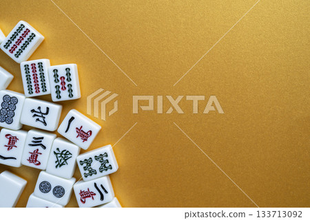 金色背景上的麻將牌 133713092