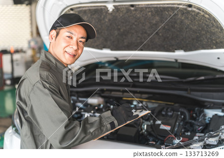 檢查汽車引擎室/驗收檢查（車輛檢查/定期檢查）的汽車修理工 133713269