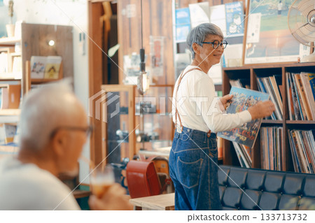 唱片店裡，一對六十多歲的夫婦正在挑選唱片，場面輕鬆愜意。 133713732