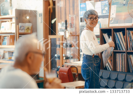 唱片店裡，一對六十多歲的夫婦正在挑選唱片，場面輕鬆愜意。 133713733