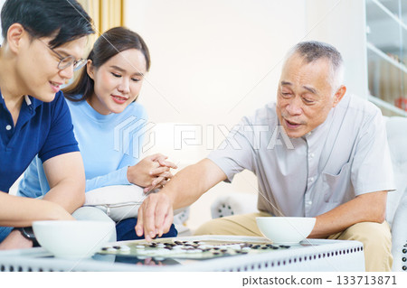 Encouraging the elderly to play brain-stimulating games like this helps prevent memory-related illnesses such as dementia. Encouraging the elderly to play brain-stimulating games like this helps prevent memory-related illnesses such as dementia. 133713871