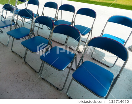 Arranged chairs Arranged chairs 133714650