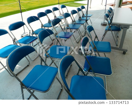 安排好的椅子 133714713