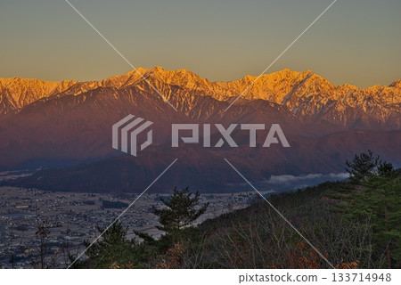 從高刈山眺望北阿爾卑斯山的晨曦。 從高刈山眺望北阿爾卑斯山的晨曦。 133714948