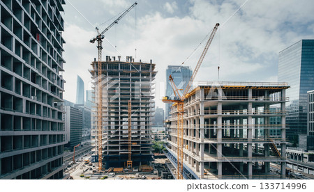 城市開發區內高樓林立，工地一片繁忙景象。 133714996