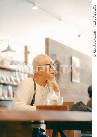 Senior man relaxing at a cafe 133715103