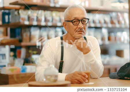一位老人在咖啡館放鬆 133715104