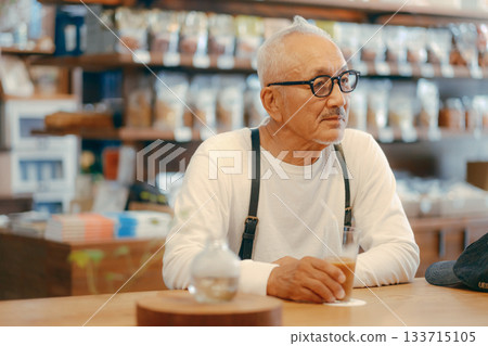 一位老人在咖啡館放鬆 133715105