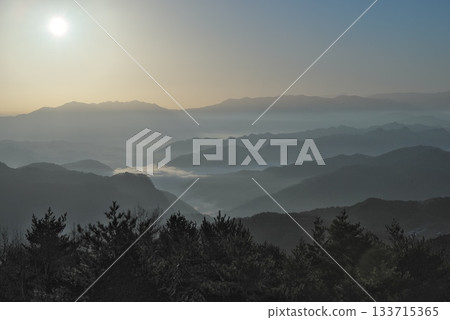 Mountains floating in the sea of clouds 133715365