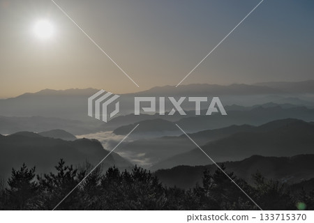 漂浮在雲彩海的山 漂浮在雲彩海的山 133715370