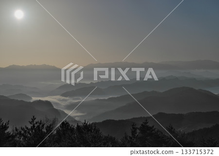 漂浮在雲彩海的山 漂浮在雲彩海的山 133715372
