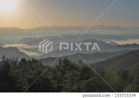 漂浮在雲彩海的山 133715374