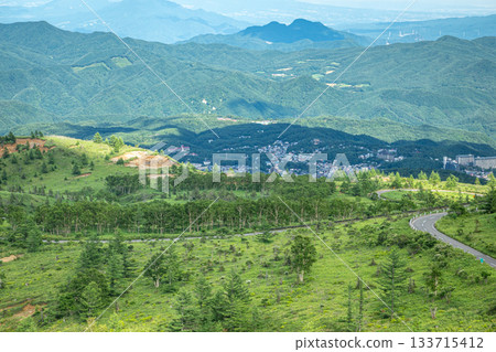 從292號國道富士見停車場展望台俯瞰草津町，可欣賞壯麗的夏季全景。 133715412