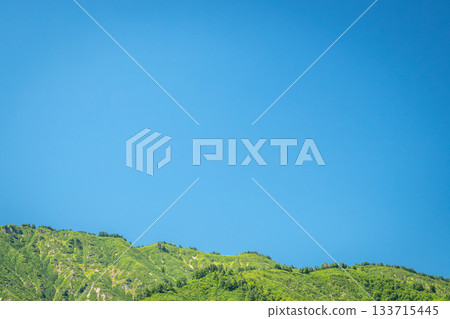 A refreshing early autumn scene with blue skies and mountain ranges in Uonuma City, Niigata Prefecture A refreshing early autumn scene with blue skies and mountain ranges in Uonuma City, Niigata Prefecture 133715445