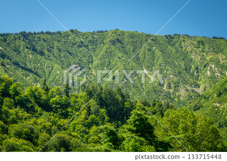 The impressive mountainside and lush greenery of early autumn in Uonuma City, Niigata Prefecture The impressive mountainside and lush greenery of early autumn in Uonuma City, Niigata Prefecture 133715448