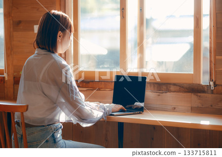 一位二十多歲的女性在共享辦公空間工作的場景 一位二十多歲的女性在共享辦公空間工作的場景 133715811
