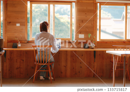 一位二十多歲的女性在共享辦公空間工作的場景 一位二十多歲的女性在共享辦公空間工作的場景 133715817