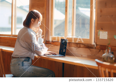 一位二十多歲的女性在共享辦公空間工作的場景 133715820