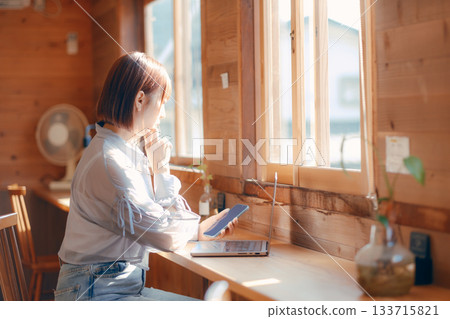 一位二十多歲的女性在共享辦公空間工作的場景 一位二十多歲的女性在共享辦公空間工作的場景 133715821