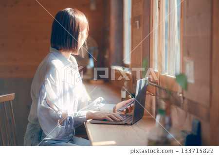 一位二十多歲的女性在共享辦公空間工作的場景 一位二十多歲的女性在共享辦公空間工作的場景 133715822