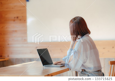 Work scene of a woman in her twenties working in a coworking space 133715825