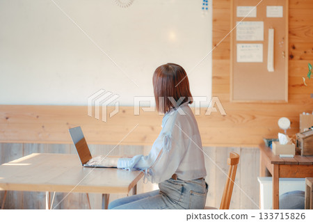 Work scene of a woman in her twenties working in a coworking space Work scene of a woman in her twenties working in a coworking space 133715826
