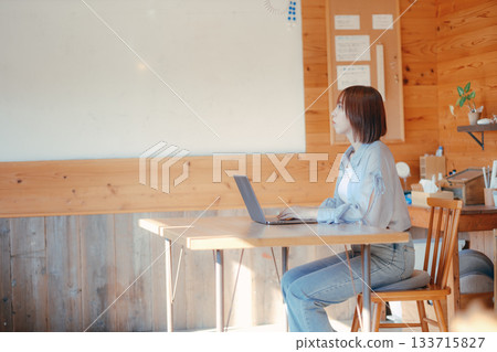 Work scene of a woman in her twenties working in a coworking space Work scene of a woman in her twenties working in a coworking space 133715827