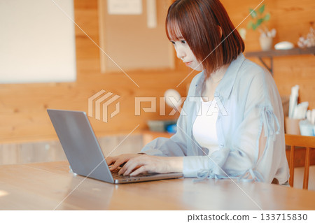 一位二十多歲的女性在共享辦公空間工作的場景 一位二十多歲的女性在共享辦公空間工作的場景 133715830