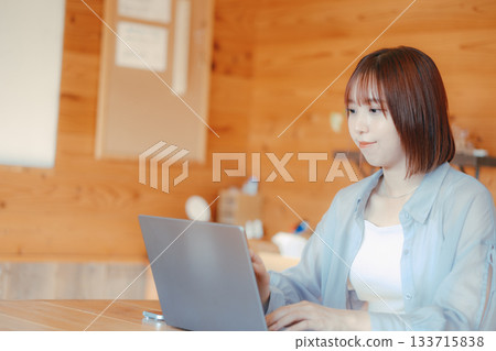 Work scene of a woman in her twenties working in a coworking space 133715838