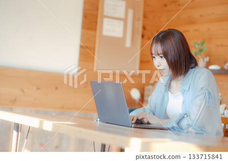 一位二十多歲的女性在共享辦公空間工作的場景 一位二十多歲的女性在共享辦公空間工作的場景 133715841