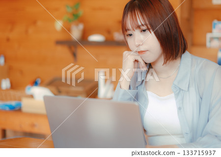 一位二十多歲的女性在共享辦公空間工作的場景 一位二十多歲的女性在共享辦公空間工作的場景 133715937