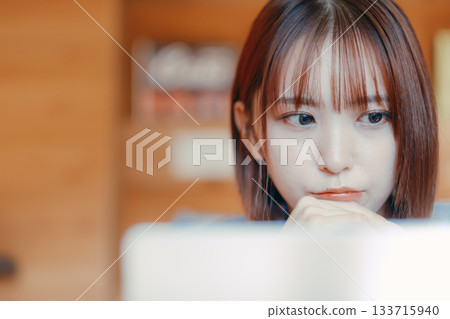 一位二十多歲的女性在共享辦公空間工作的場景 133715940