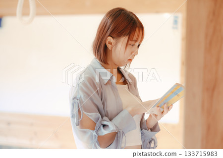 一位二十多歲的女性在共享辦公空間裡閱讀的場景 133715983