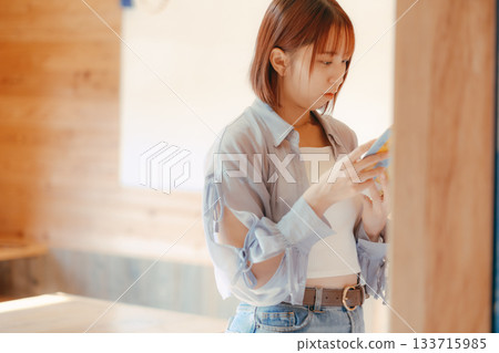 一位二十多歲的女性在共享辦公空間裡閱讀的場景 一位二十多歲的女性在共享辦公空間裡閱讀的場景 133715985