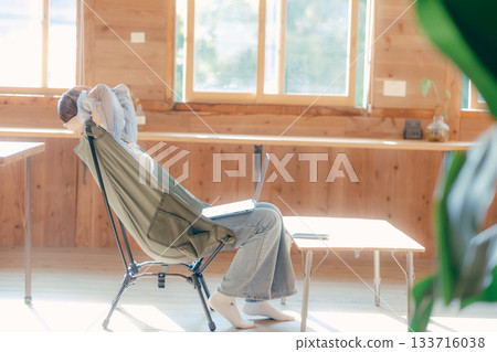 A work scene of a woman in her twenties sitting comfortably in a chair A work scene of a woman in her twenties sitting comfortably in a chair 133716038