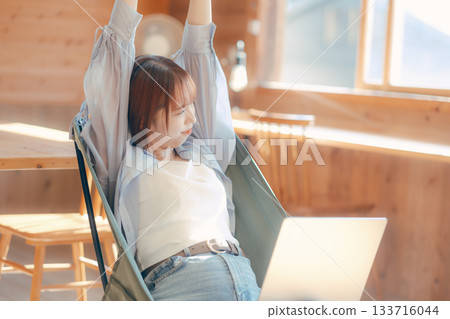 A work scene of a woman in her twenties sitting comfortably in a chair 133716044