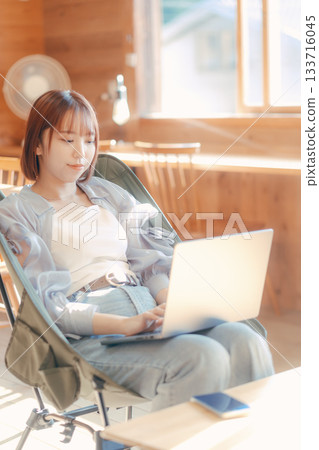 A work scene of a woman in her twenties sitting comfortably in a chair A work scene of a woman in her twenties sitting comfortably in a chair 133716045