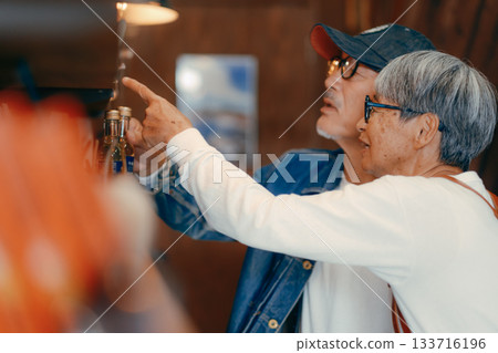一對老年夫婦在商店挑選商品的日常場景 一對老年夫婦在商店挑選商品的日常場景 133716196