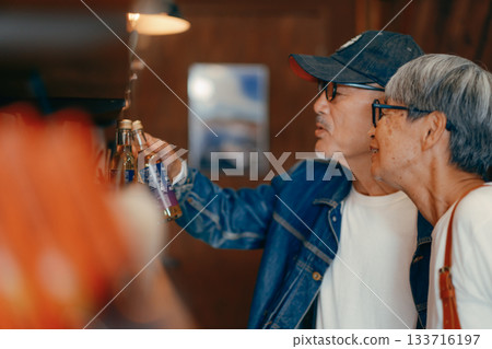 一對老年夫婦在商店挑選商品的日常場景 133716197