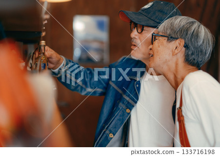 一對老年夫婦在商店挑選商品的日常場景 一對老年夫婦在商店挑選商品的日常場景 133716198