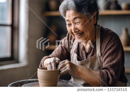 做陶瓷的資深婦女 133716510