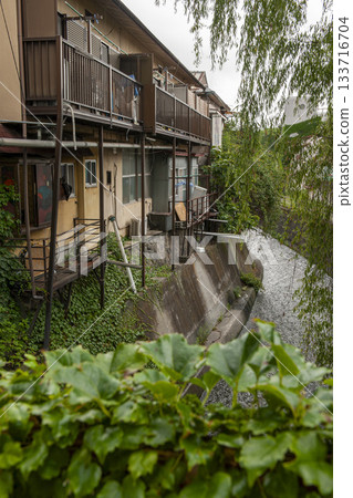 Fujiyoshida, a town with a Showa-era feel, is an apartment building facing a river that originates from the foot of Mt. Fuji. 133716704