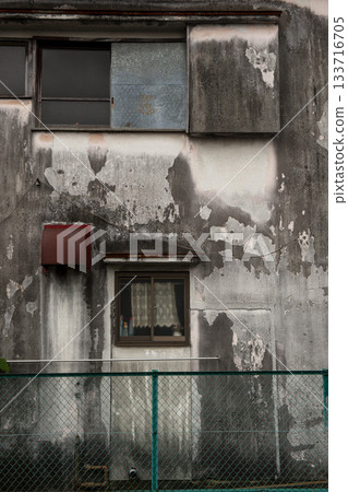 富士吉田，一座充滿昭和時代氣息的小鎮，房屋斑駁的砂漿牆本身就是藝術品。 133716705