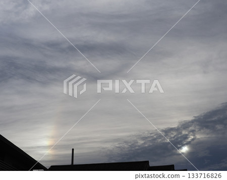 晨曦中彩虹般的雲彩。 133716826